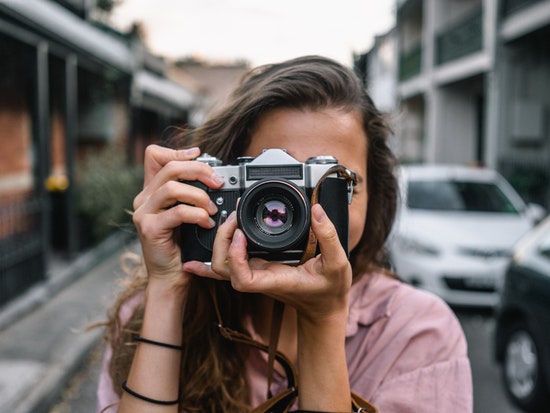 woman is making a picture